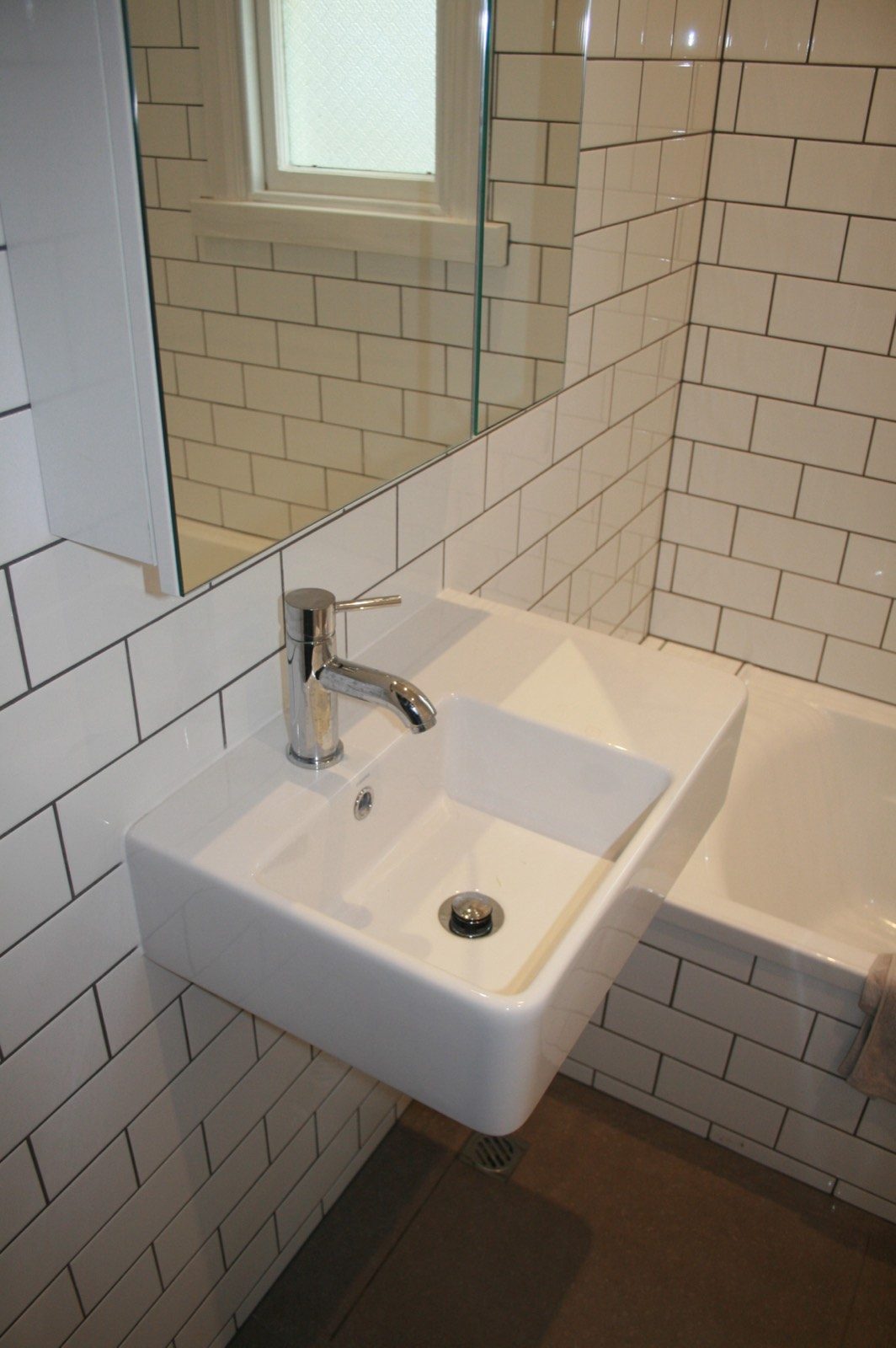 Wall-hung vanity & mixer install